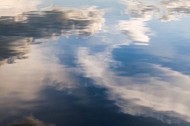 Tranquillo paesaggio di nuvole che si riflettono nell'acqua