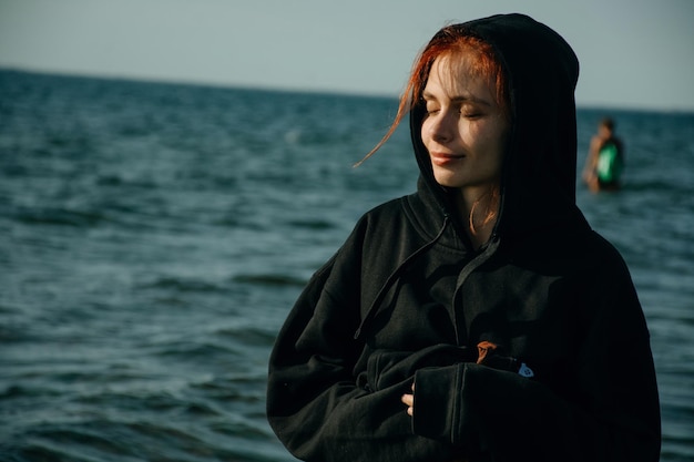 Tranquillo ritratto calmo di una giovane donna al mare.