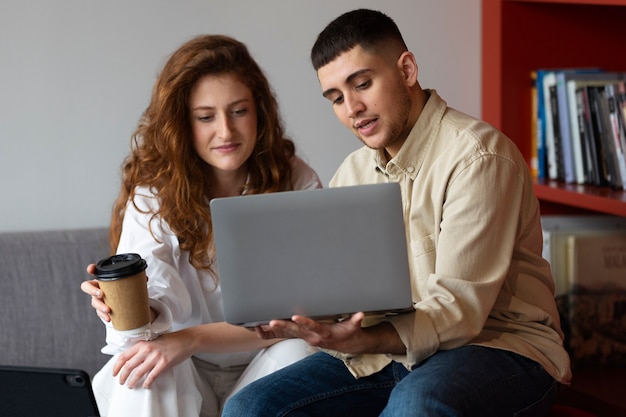 Trans uomo al lavoro con il laptop