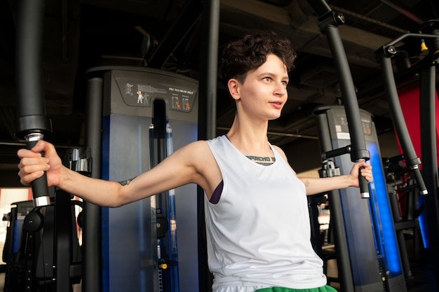 Trans uomo che si esercita in palestra