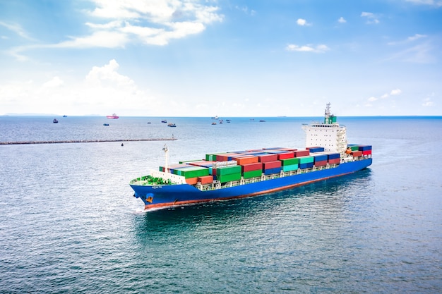 Transazioni commerciali di container aperti in mare aperto