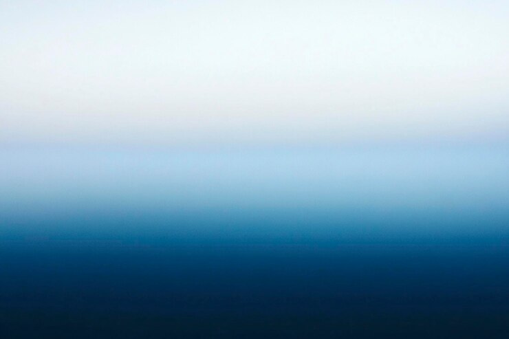 Foto transizione liscia del gradiente da blu chiaro a marino profondo per gli sfondi di progettazione grafica