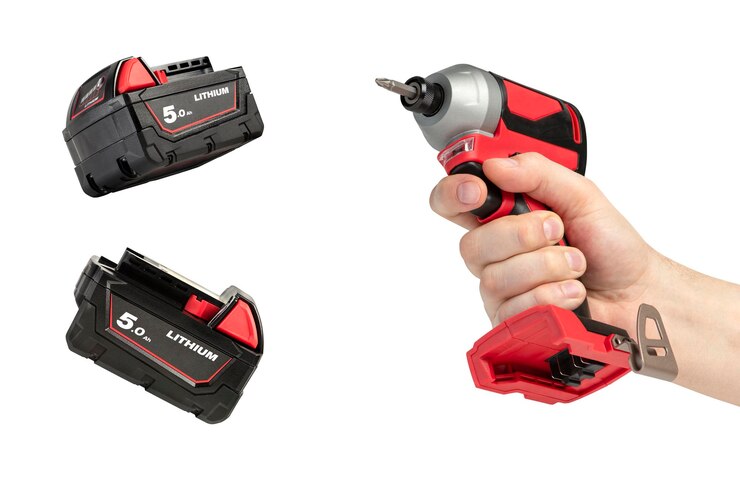 Foto trapano in mano su uno sfondo bianco isolato trapano a batteria o cacciavite in una mano maschile la batteria al litio rimovibile getta un'ombra il concetto di vendita e utilizzo di utensili cordless