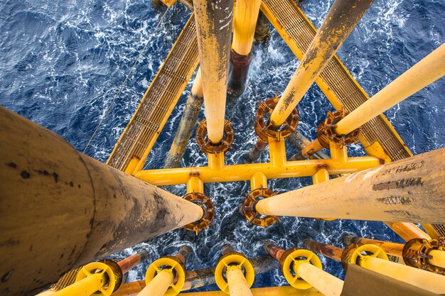 Trapano offshore conduttura petrolifera di produzione di petrolio e gas giallo.