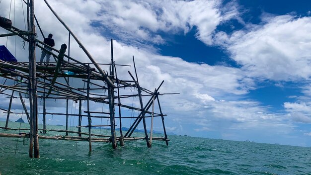 trappole tradizionali per pesci in mare in legno