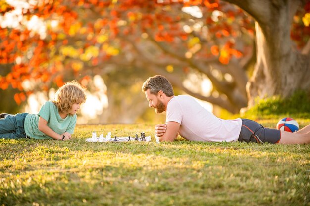 Trascorrere del tempo insieme tutoraggio strategico e tattico, papà e bambino giocano a un gioco di logica