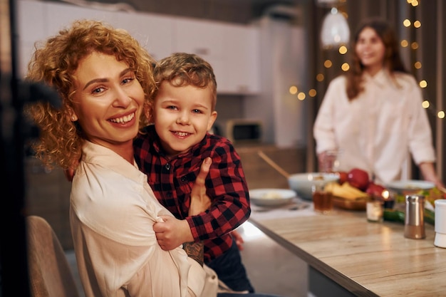 Trascorrere il fine settimana insieme La famiglia felice di madre figlia e figlio è in cucina la sera