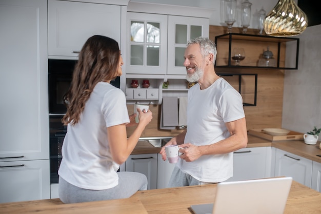 Trascorrere la mattinata insieme. Una coppia che mangia il caffè del mattino sulla loro cucina