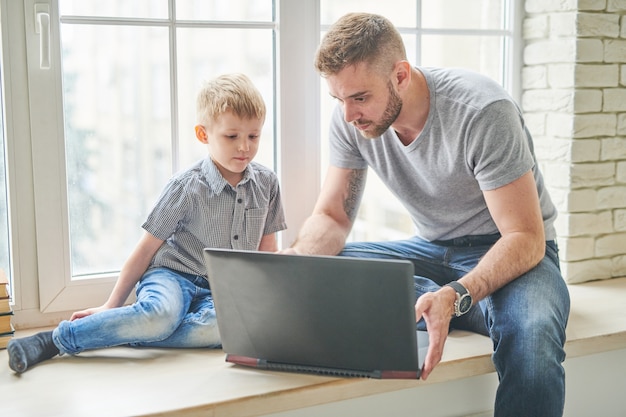 Trascorrere una giornata con papà amorevole