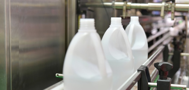 Trasferimento bottiglie in plastica bianca su sistemi di trasporto automatizzatiindustriale