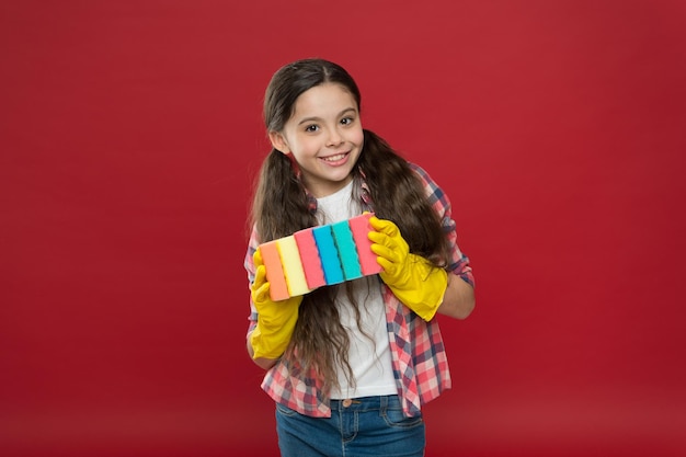 Trasforma la pulizia in un gioco Inculca la pulizia Pulisci con la spugna Prodotti per la pulizia Guanti di gomma per ragazze per la pulizia Tieni le spugne colorate La pulizia potrebbe essere divertente Lavori di pulizia Lavare i piatti