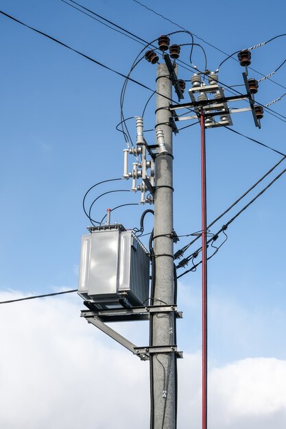 Trasformatore montato su un palo sul cielo blu