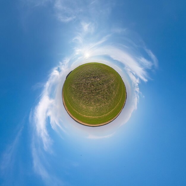 Trasformazione del piccolo pianeta del panorama sferico a 360 gradi Vista aerea astratta sferica in campo con cielo limpido e meravigliose nuvole meravigliose Curvatura dello spazio