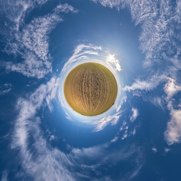 Trasformazione del piccolo pianeta del panorama sferico a 360 gradi Vista aerea astratta sferica nel campo con meravigliose nuvole meravigliose Curvatura dello spazio