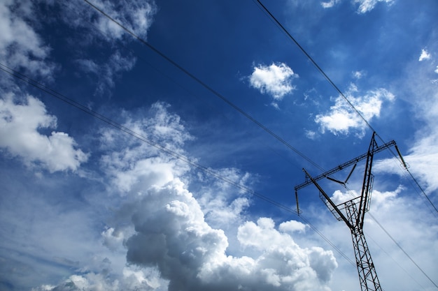 Trasmissione di elettricità pilone stagliano contro il cielo blu