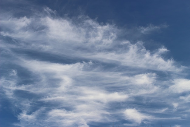 Trasparenti nuvole bianche nel cielo