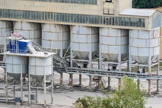 Trasportatori a nastro di grandi silos e attrezzature minerarie in una cava