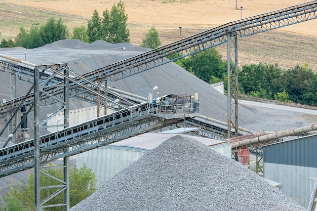 Trasportatori a nastro e attrezzature minerarie in una cava