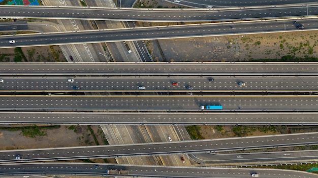 Trasporti la strada della giunzione della città con l&#39;automobile sulla strada trasversale dell&#39;intersezione sparata dal fuco