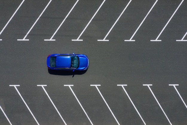 Trasporti Vista dell'auto dall'aria Auto in un parcheggio vuoto Vista del veicolo dal drone Viaggio in auto