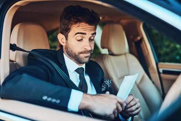 Trasporto automobilistico e uomo d'affari con multa per eccesso di velocità legge stradale e conformità al viaggio di pendolare e viaggio guida di viaggio e persona con biglietto di parcheggio e carta per l'assicurazione del veicolo