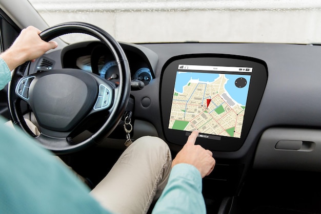 trasporto, destinazione, navigazione, tecnologia moderna e concetto di persone - primo piano dell'uomo alla guida di un'auto con la mappa del navigatore gps sullo schermo del computer di bordo