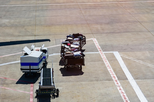 Trasporto di bagagli all'aeroporto della città di Antalya, Turchia