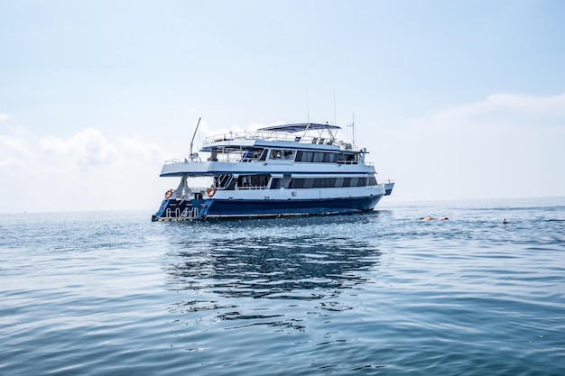 Trasporto di navi traghetto sul mare