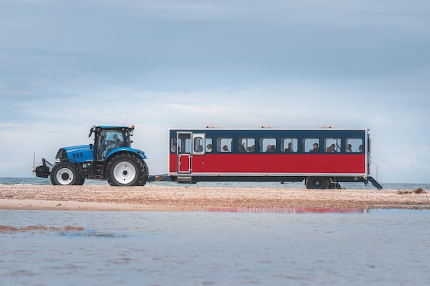 Trasporto di persone e trattori sulla spiaggia di Skagen in Danimarca