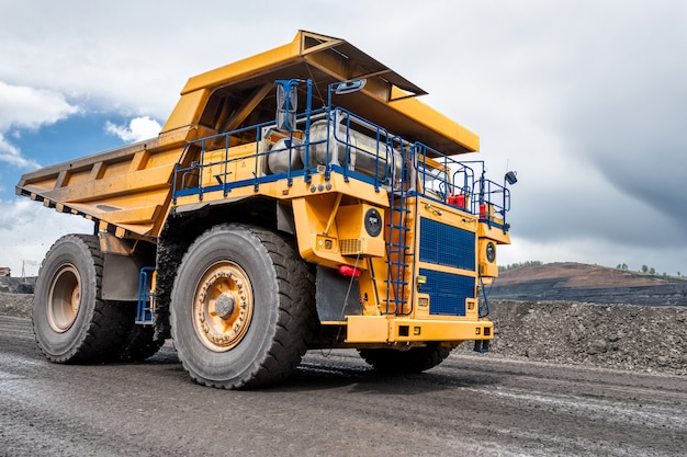 Trasporto di rocce con autocarri con cassone ribaltabile. Grande cava giallo camion. Industria dei trasporti.