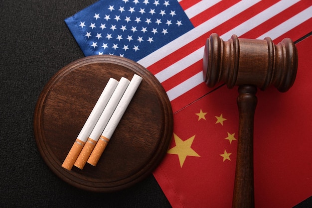 Trasporto di tabacchi illegali Sigarette e martelletto del giudice sullo sfondo della bandiera USA e Cina contrabbando