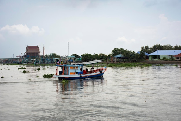 Trasporto in barca o nave traghetto invia ricevi passeggeri tailandesi viaggiatori viaggio attraversando il fiume Tha Chin dal porto di Thachalom alla città di Mahachai a Tha Chalom a Samut Sakhon Thailandia