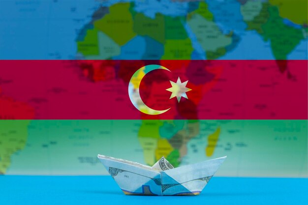Trasporto marittimo dell'Azerbaigian concetto nave di carta con bandiera azera bulk carrier o navi su