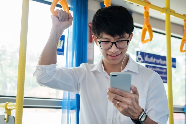 Trasporto passeggeri persone nell&#39;autobus, ascoltando musica mentre tornano a casa.