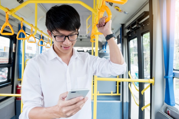 Trasporto passeggeri persone nell&#39;autobus, che digitano un messaggio mentre tornano a casa.