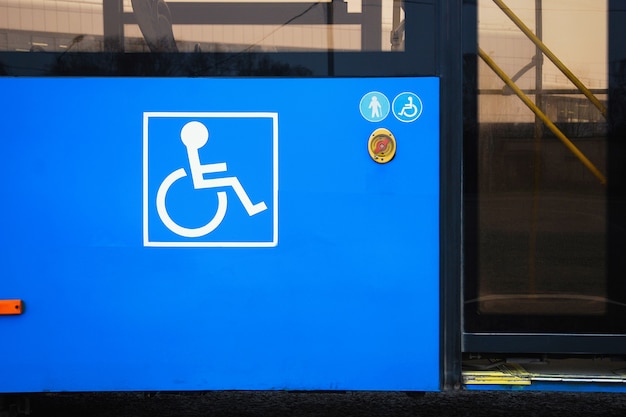 Trasporto pubblico per tutti i passeggeri, segno di persona disabile sull'autobus urbano