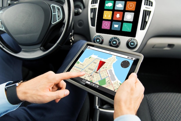 trasporto, viaggio d'affari, tecnologia, navigazione e concetto di persone - primo piano delle mani maschili che tengono il computer tablet pc con la mappa del navigatore gps sullo schermo in auto