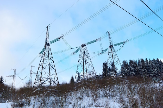 Trasposizione torri di trasmissione di potenza in montagne innevate Glaciazione di linee elettriche a tema Supporto ad alta tensione Rimy Fasi di alimentazione a 765 kilovolt con distanziali Rete elettrica a 750 kv