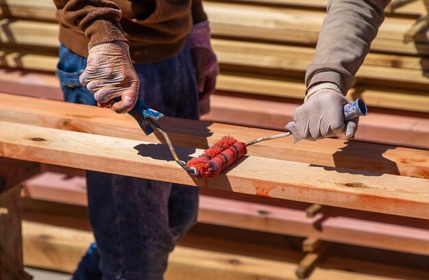 Tratta la tavola di legno con un fuoco selettivo antisettico