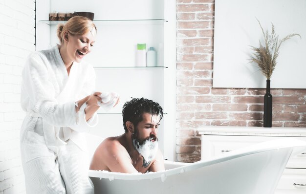 Trattamenti mattutini coppia romantica che si gode il tempo di relax skincare nel bagno di casa mattina di famiglia e