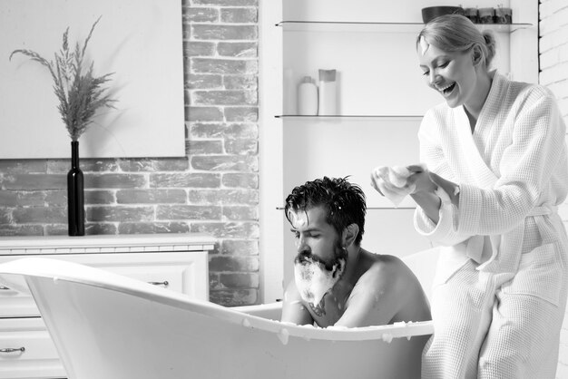 Trattamenti mattutini coppia romantica che si gode il tempo di relax skincare nel bagno di casa mattina di famiglia e