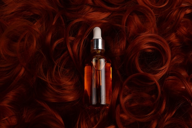 Trattamento con olio per capelli per donna dai capelli rossi. Spa, salone di bellezza. Cura dei capelli nel moderno salone spa.