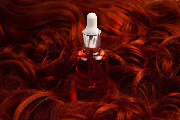 Trattamento con olio per capelli per donna dai capelli rossi. Spa, salone di bellezza. Cura dei capelli nel moderno salone spa.