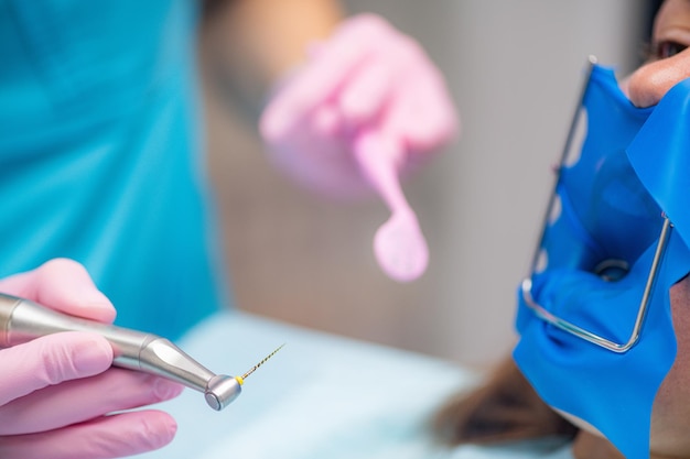 Trattamento del canale radicolare Un endodontista che prepara il paziente per il trattamento del canale radicolare