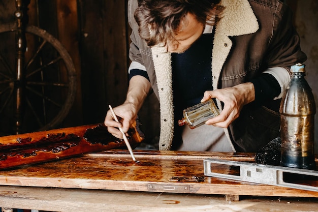 trattamento del legno con vernice, resina epossidica, vernice. lavorazione manuale di mobili dal pieno.