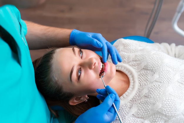 Trattamento dentale nella clinica dentale