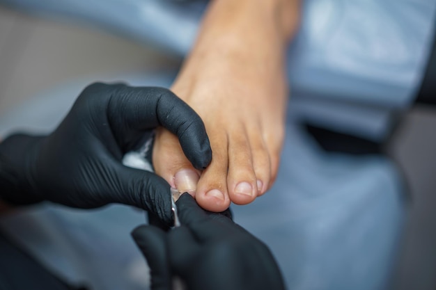 Trattamento per la cura dei piedi e delle unghie del salone di pedicure il processo di pedicure