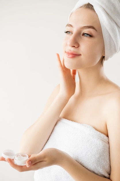 Trattamento viso cosmetico per la cura della pelle bella donna