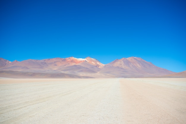 Tratto sabbioso nel deserto e vulcano sulle Ande boliviane