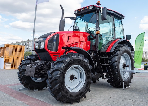 Trattore a ruote rosso ad una fiera agricola